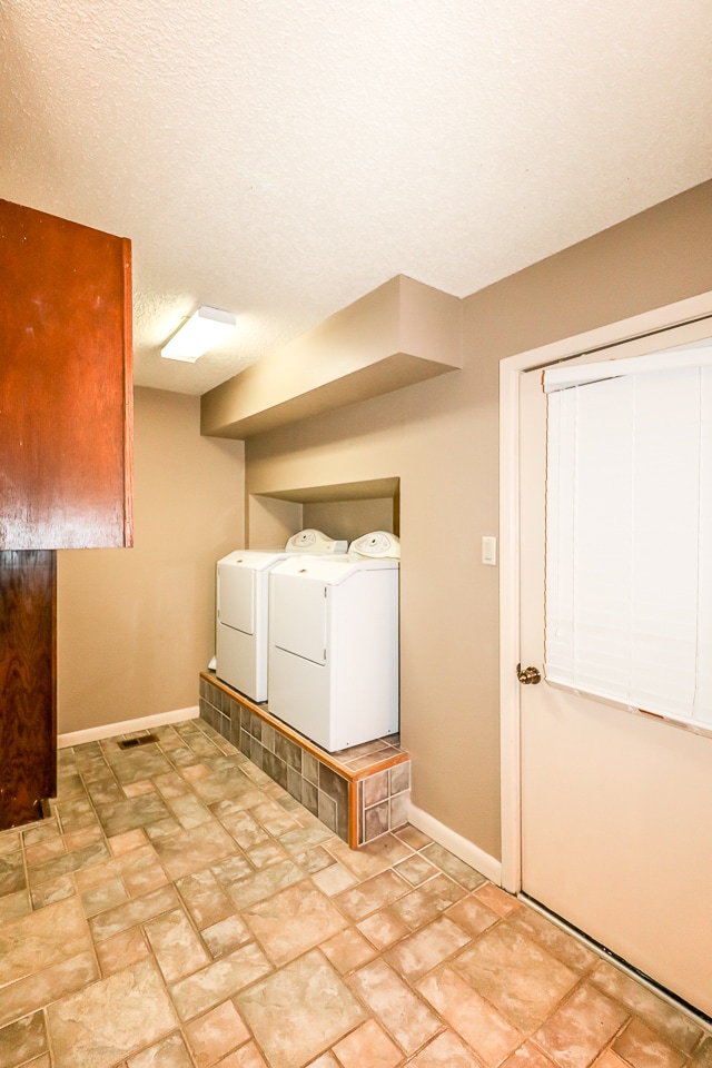 Building Photo - Beautiful 3 bedroom, 3 bath,  mother-in-law sweet with full kitchen in lower level.