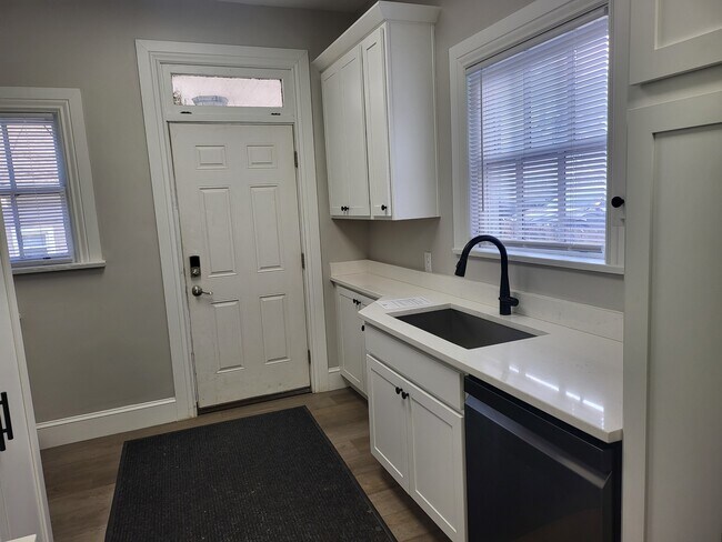 Building Photo - 226 E 16th Ave