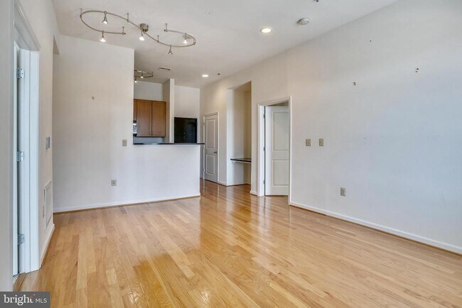 Building Photo - 309 Holland Ln