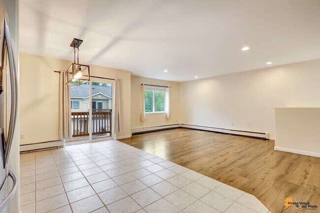 Building Photo - Modern 4-Bedroom Townhome in Desirable Sou...
