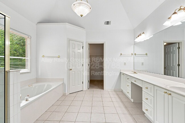 Building Photo - 6725 Ridgefield Dr