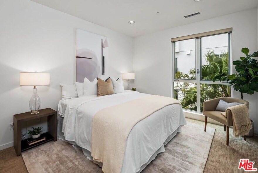 Primary Bedroom - 310 Washington Blvd