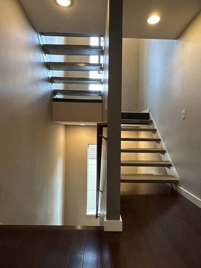 Building Photo - Beacon Hill Townhouse