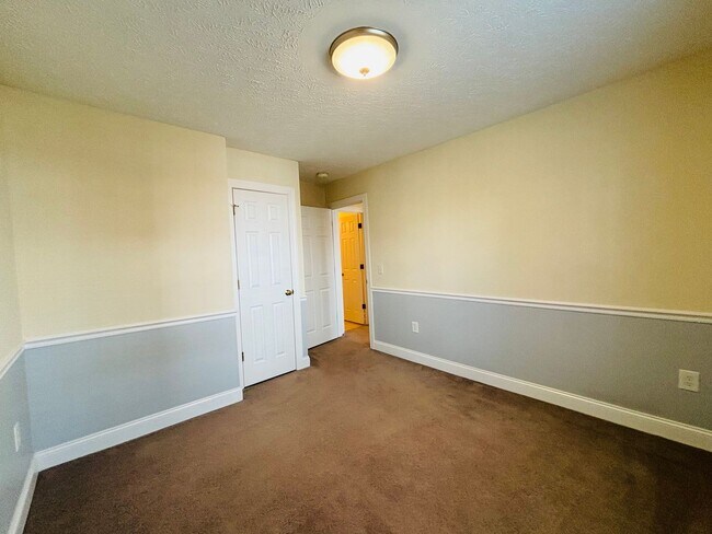 Building Photo - 3 Bedroom 2.5 Bath Townhouse