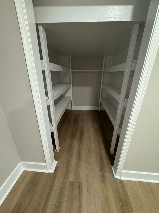 Building Photo - Spacious 6 bedroom - **1 MONTH FREE RENT**