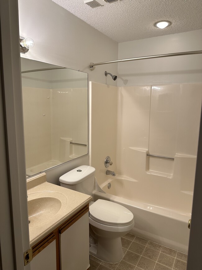 Building Photo - 220 Lantana Ln