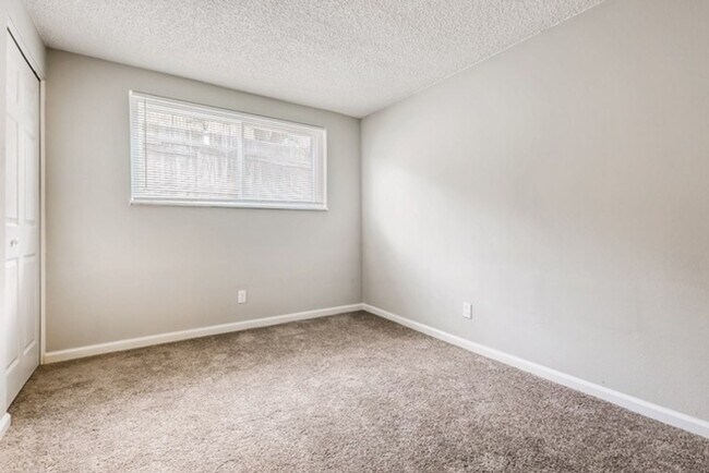Building Photo - 3 Bedroom 2 Bathroom Condo in Lakewood!