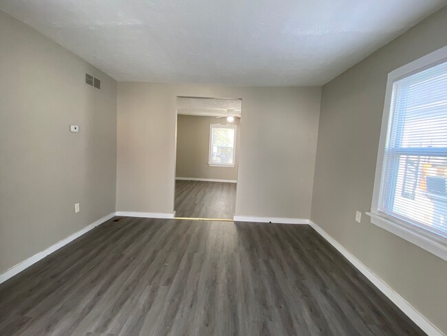 Building Photo - Beautiful 2 bedroom and 1 bath, 2 story ho...