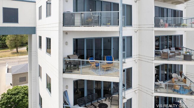 Building Photo - 2964 Lakeshore Dr