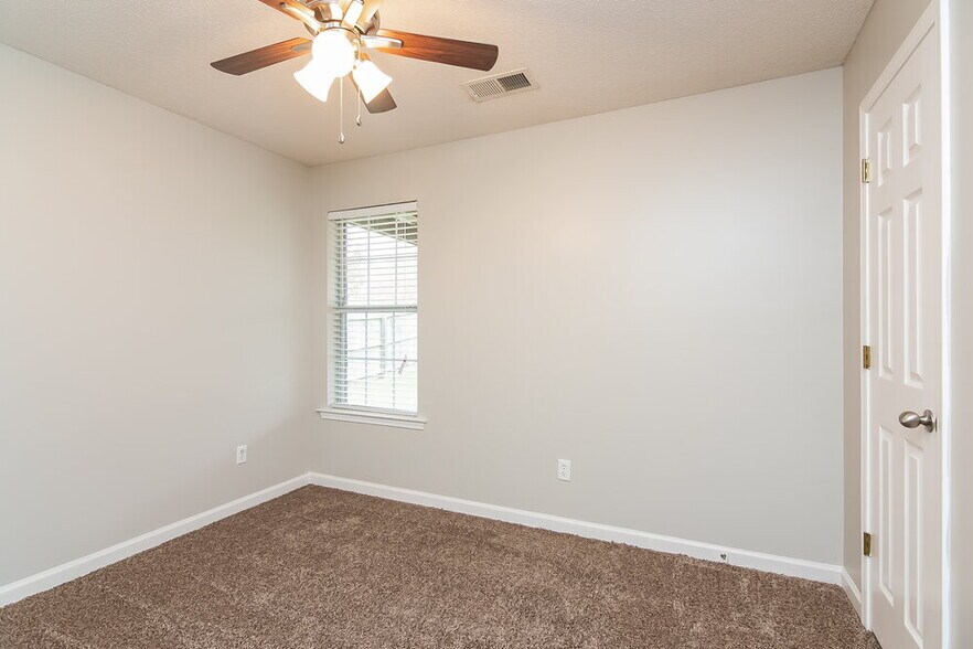 Building Photo - 115 Mossy Springs Dr