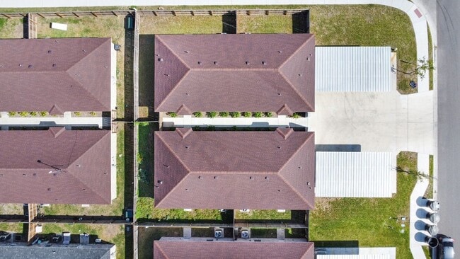 Building Photo - 904 W Mahala Ave