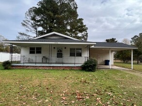 Building Photo - Home located minutes from Dunn, Nice large lot