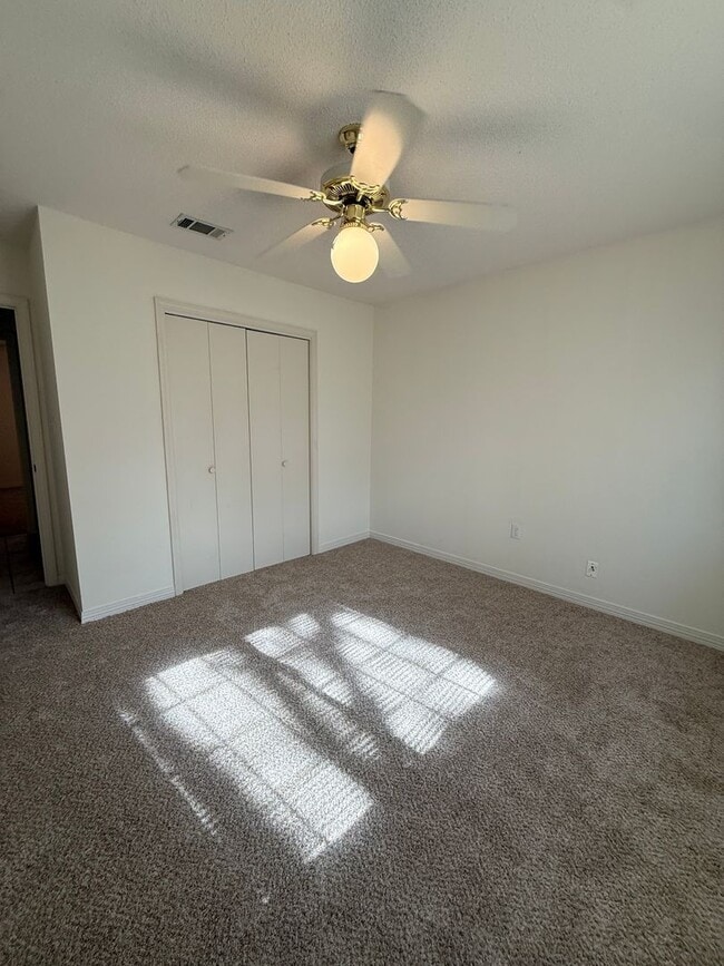 Building Photo - New Listing!