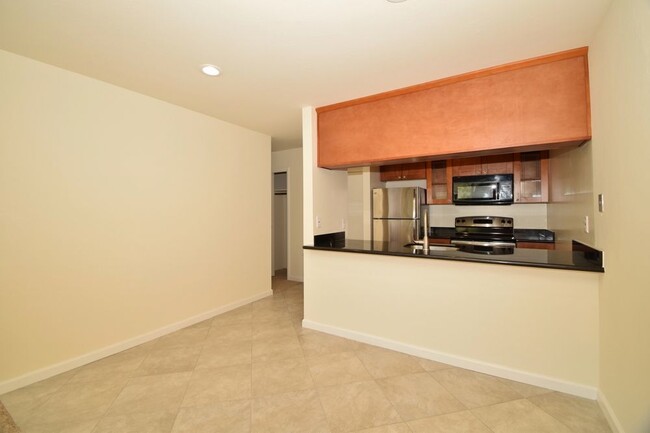 Building Photo - Comfortable Apt with Nice Upgrades in Quai...