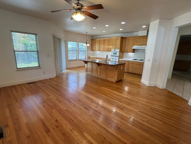 Building Photo - Great location! Beautiful 3 Bedroom Home
