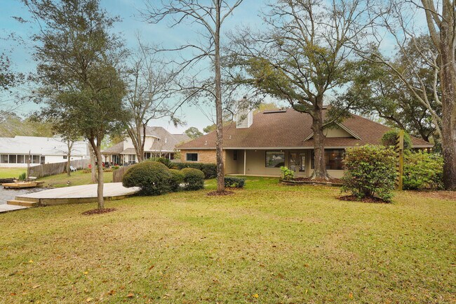 Building Photo - 211 Elliott Rd