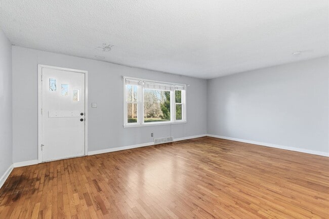 Building Photo - 1354 E Walnut St