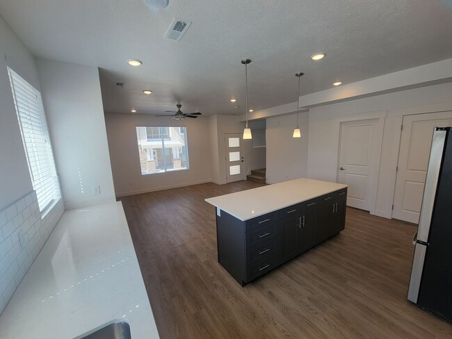 Building Photo - GORGEOUS Spacious Town Home