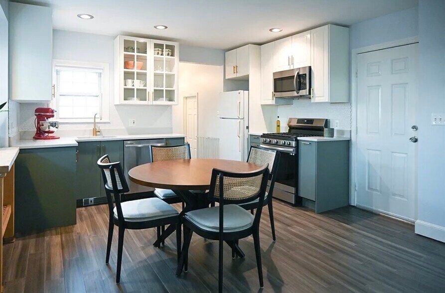 Building Photo - 23 Chestnut St