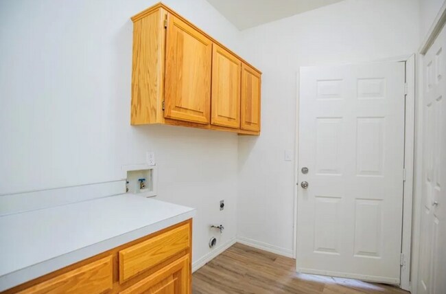 Building Photo - Great Location! Family House! 3 bedroom,  2.5 bathroom, large bonus room, 2 car garage