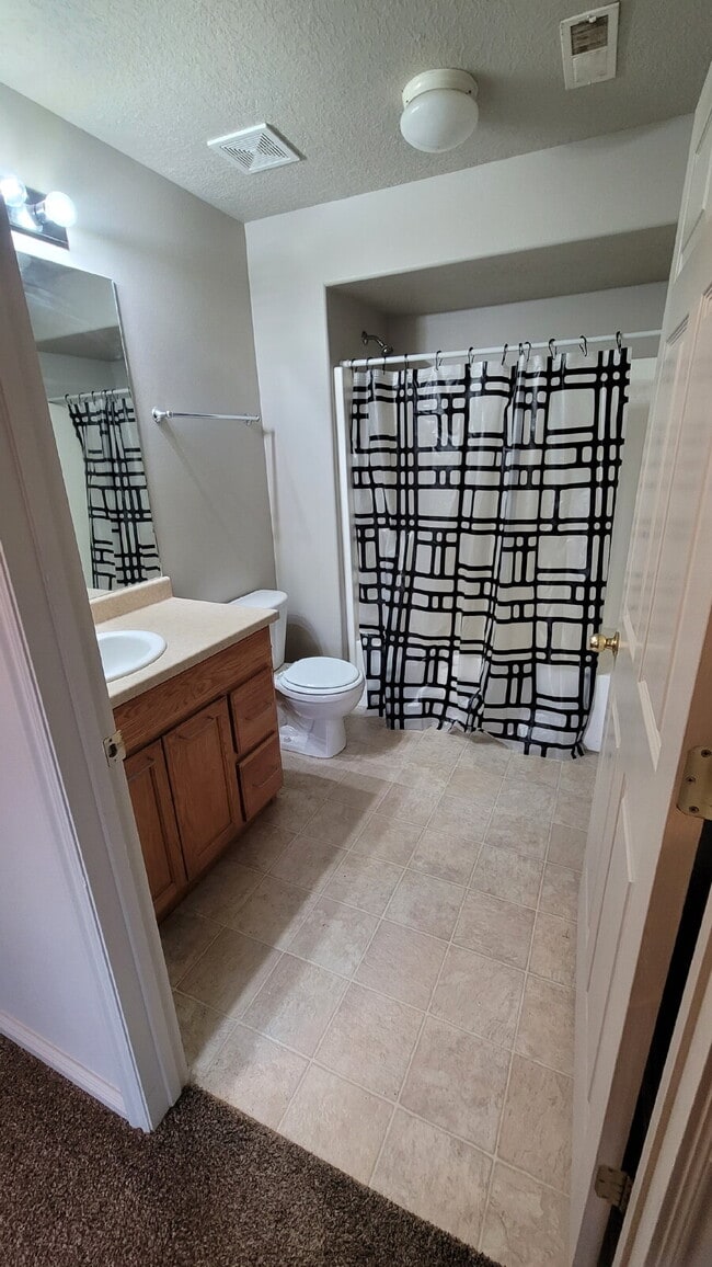 Building Photo - "Charming 3-Bed, 2-Bath Top Floor Condo in...