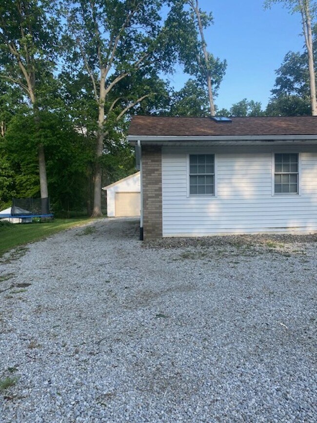 Building Photo - Ranch home with two car garage located on over 1/2 acre
