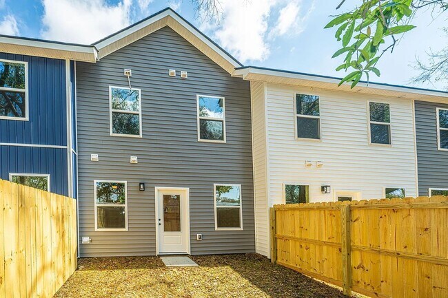 Building Photo - 3 Bedroom 2.5 Bath Townhouse in Barnwell Breeze - North Charleston