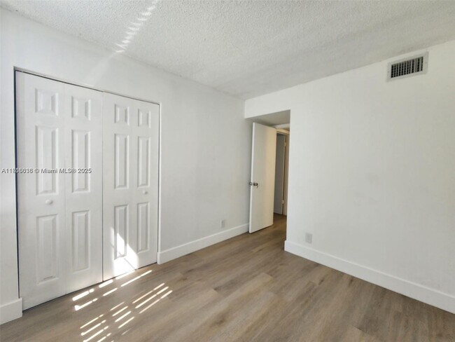 Building Photo - 210 Lake Pointe Dr