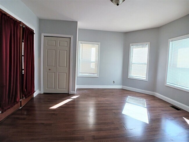 Building Photo - 17 Clare St