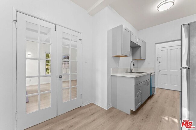 Building Photo - 140 S Camden Dr