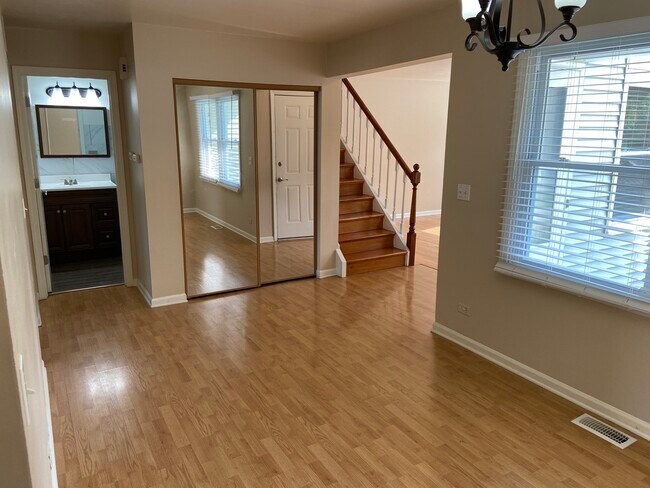 Building Photo - 1055 Stonehedge Dr