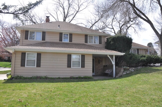 Building Photo - 836 S 131st St