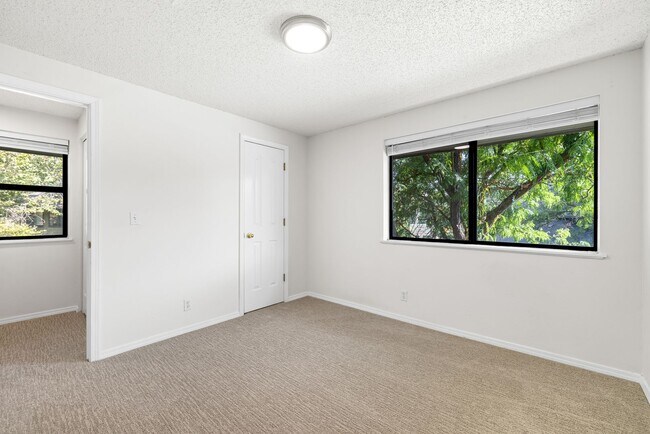 Building Photo - Private End-Unit Condo in Southeast Boise | Pool Access + Great Location