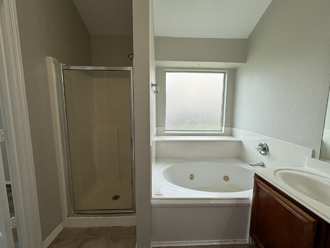 Building Photo - Enjoy living in this single story 3 bedroom+office that has a closet so it could be a 4th bedroom...