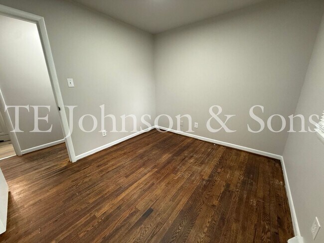 Building Photo - Charming 2 Bedroom Home with Hardwood Floors & Central A/C in Winston-Salem