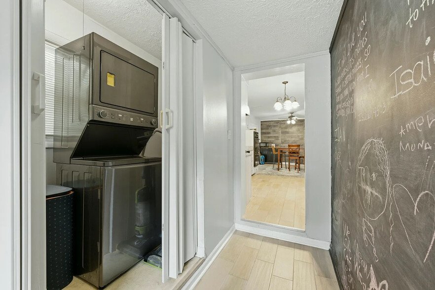 Building Photo - Room in House on Rollingwood Ct SE