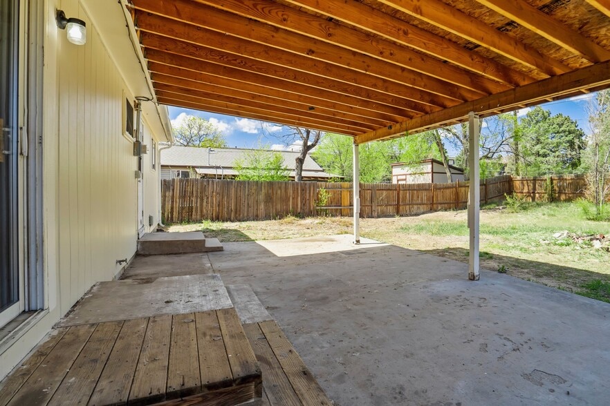 Building Photo - 2050 Del Mar Dr