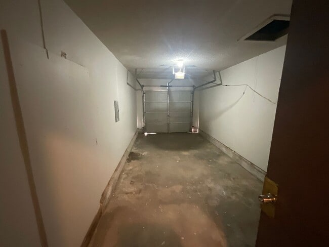 Building Photo - 3 bedroom 1 1/2 bath