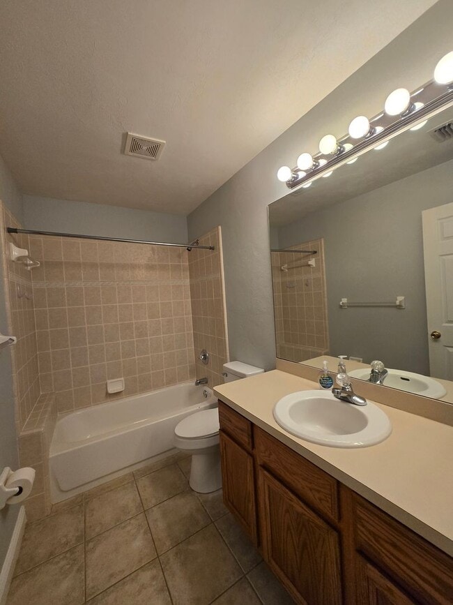 Building Photo - 3BR/3BA Two-Story Quad – Prime Location & Move-In Ready!