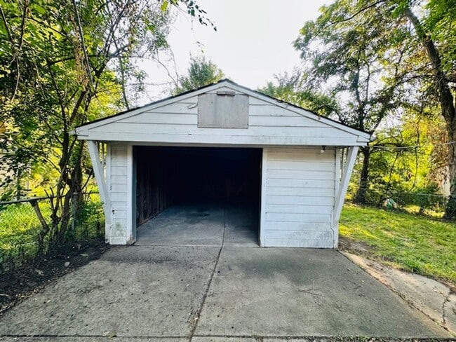Building Photo - 4 Bedroom 1 Bath Welcome Section 8