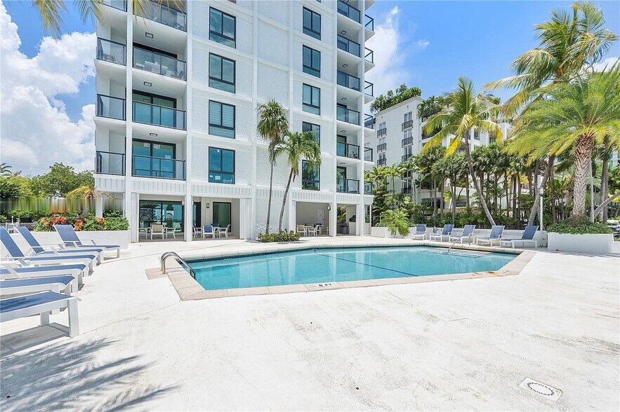 Building Photo - 1600 S Bayshore Ln