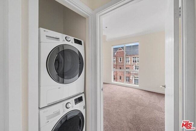 Building Photo - 585 N Rossmore Ave