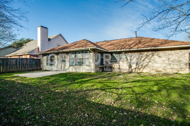 Building Photo - Beautifully Maintained 3/2/2 in Garland Fo...