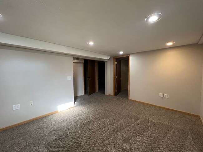 Building Photo - Midtown 3Bed 2Bath 1 Car Garage $1,700