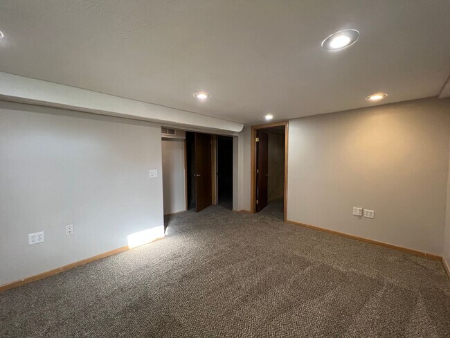 Building Photo - Midtown 3Bed 2Bath 1 Car Garage $1,800