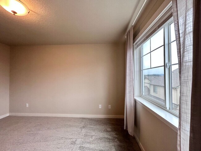 Building Photo - Incredibly Large 4 Bed 2.5 Bath Charmer!