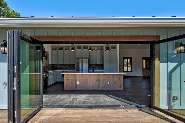 Building Photo - 108 Hub Dr