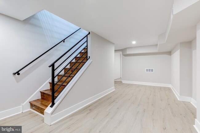 Building Photo - 369 E Hector St