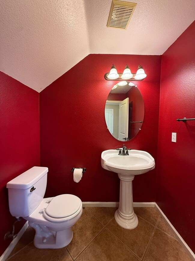Building Photo - Beautiful Large Two Story Home is Centrall...