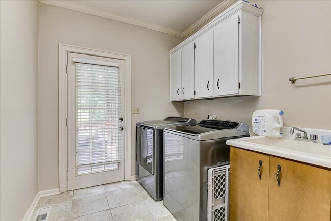 Building Photo - 126 Dewberry Ln